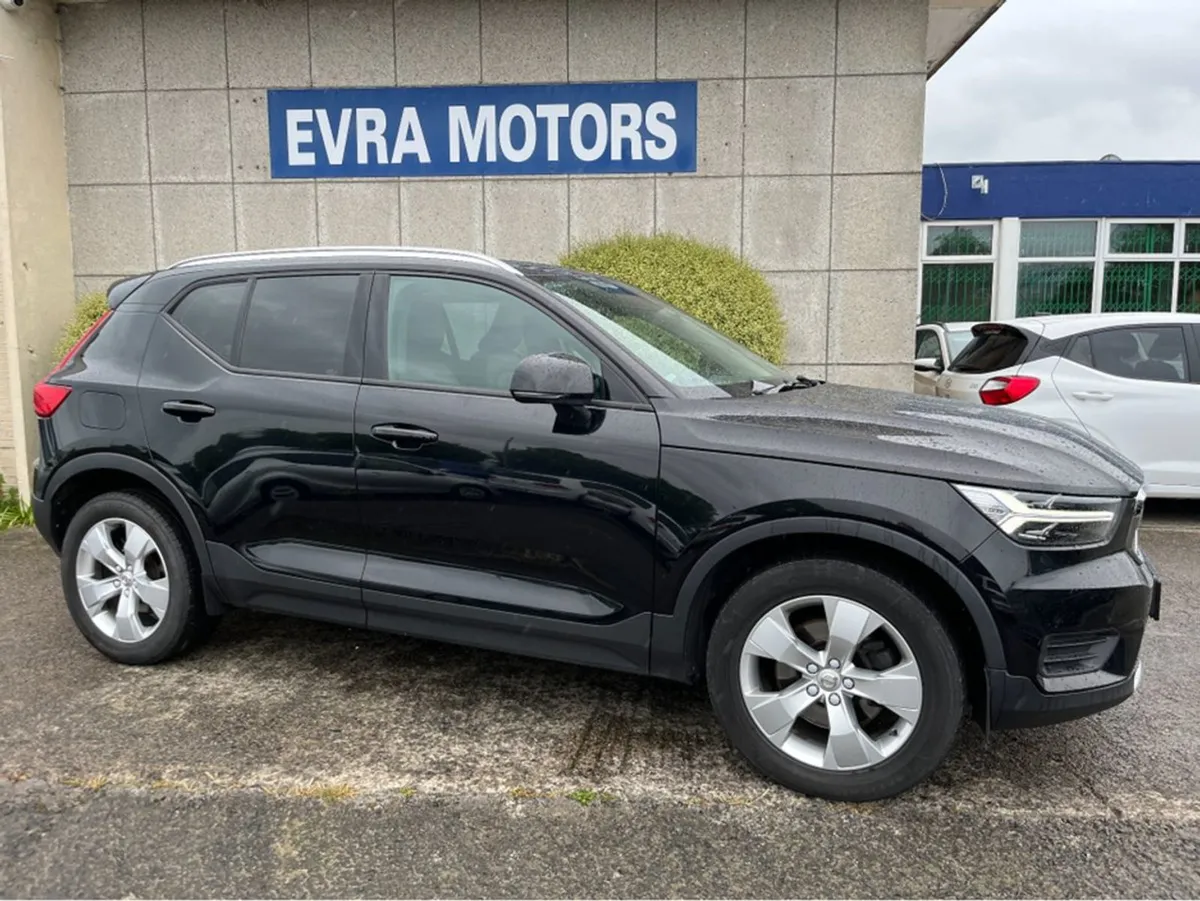 Volvo XC40 D4 AWD Momentum Automatic 2.0 Diesel - Image 3