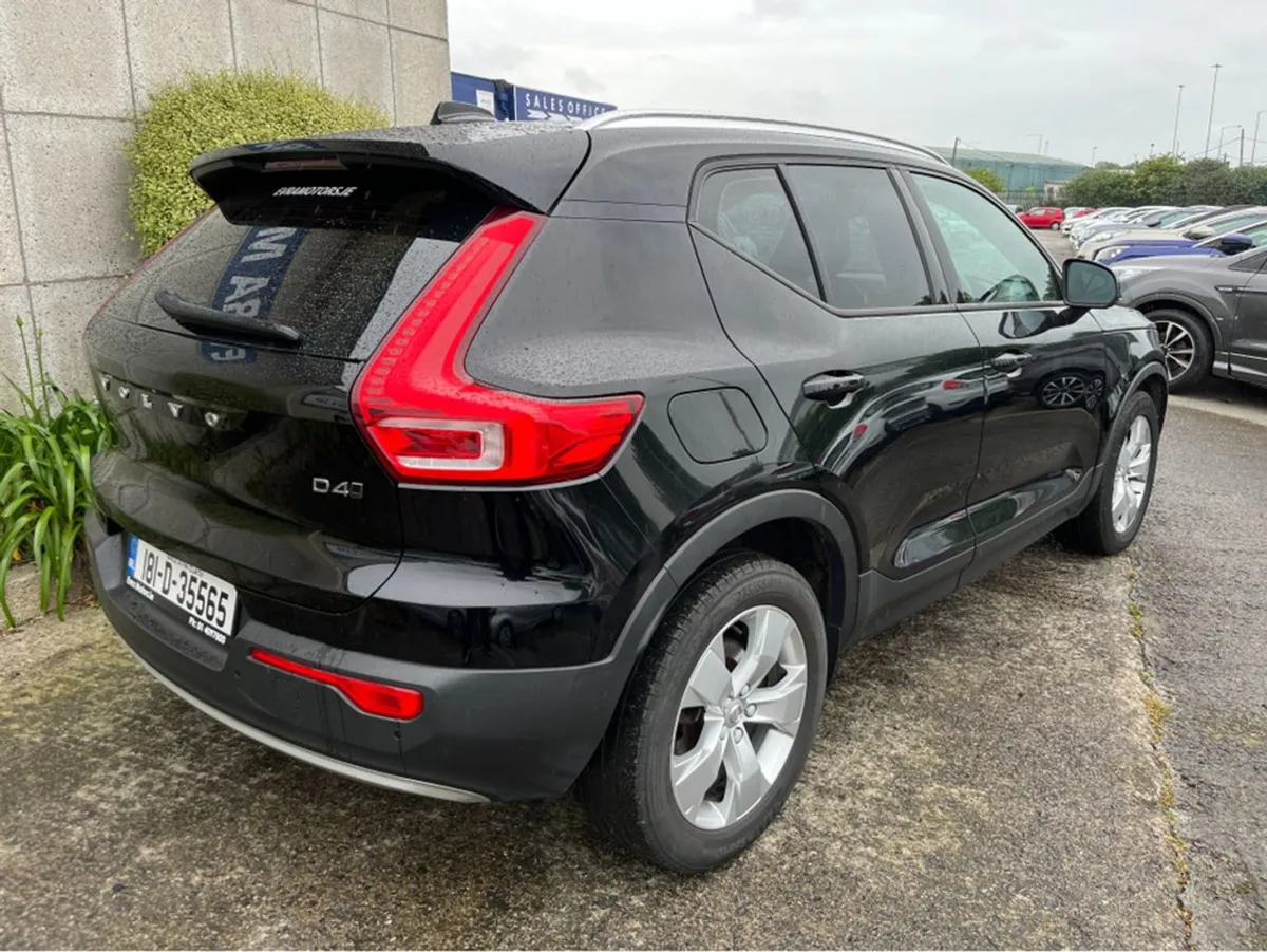 Volvo XC40 D4 AWD Momentum Automatic 2.0 Diesel - Image 4