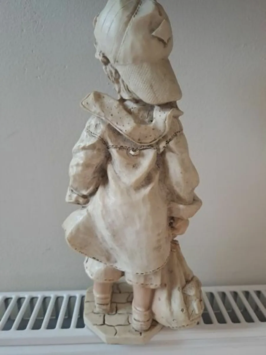 Capodimonte Boy with bag - Image 2