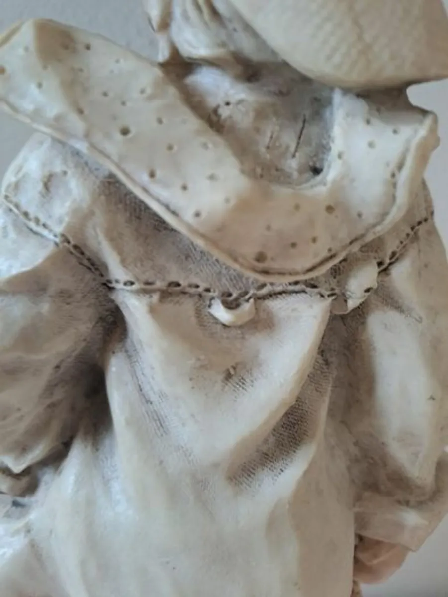 Capodimonte Boy with bag - Image 3