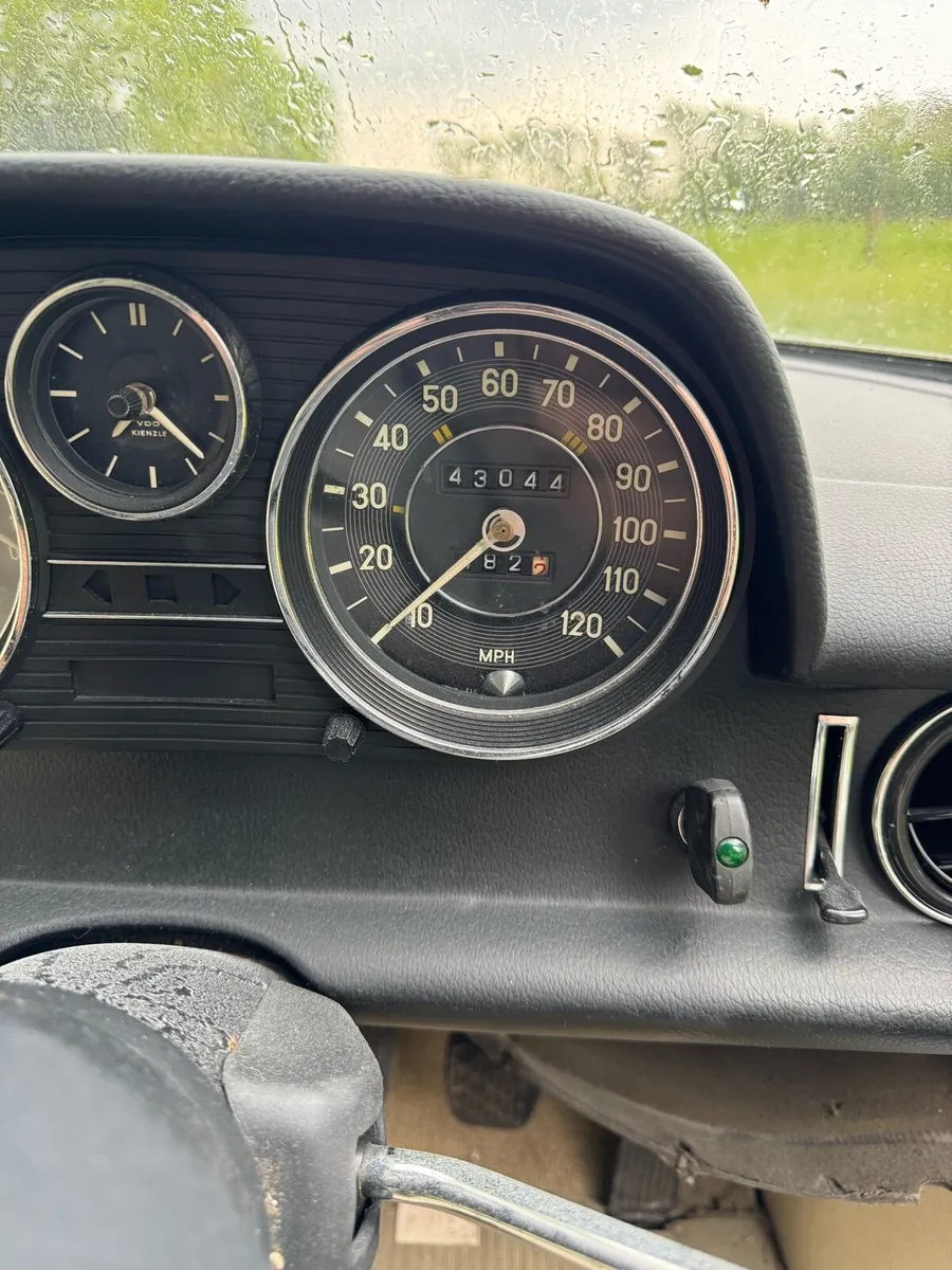 Mercedes 220 1972 petrol - Image 4