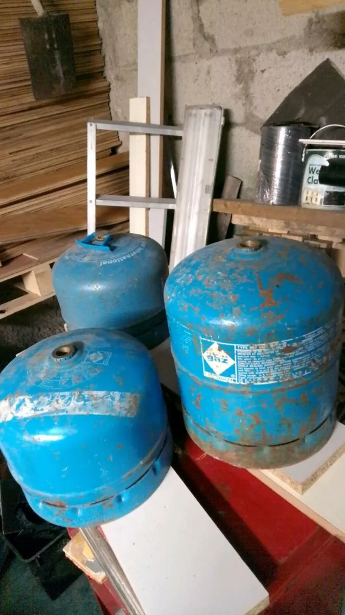 Camping gas cylinders