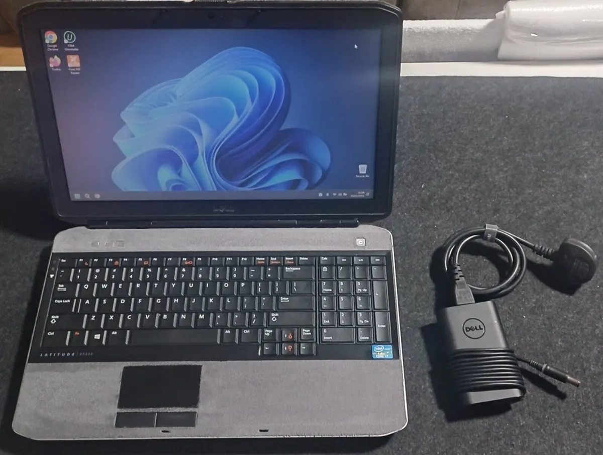 Dell Latitude E5530 i7 Windows 11 Laptop - Image 1