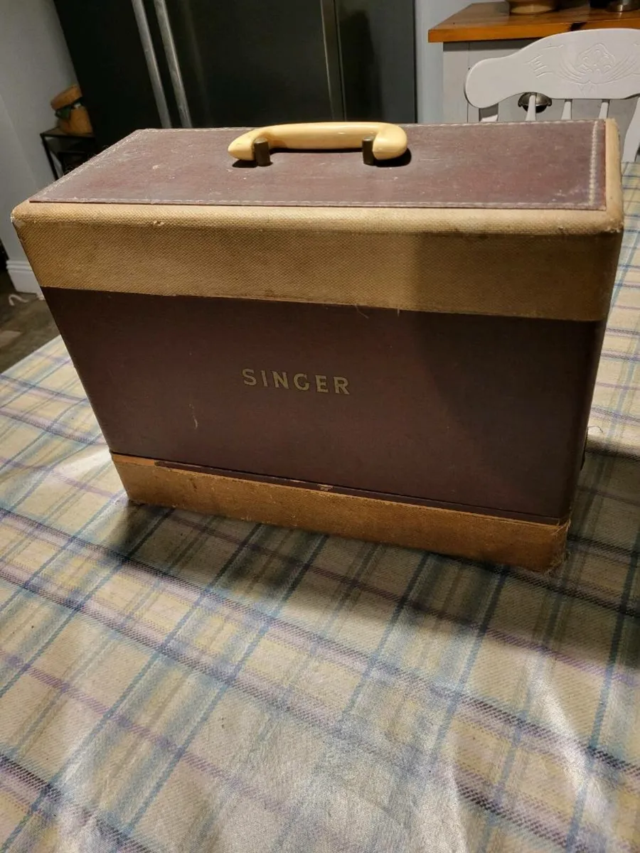 Sewing machine - Image 2