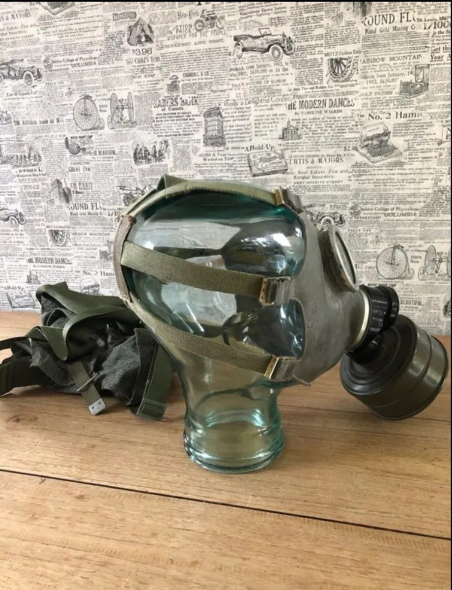 Vintage gas mask & bag - Image 3