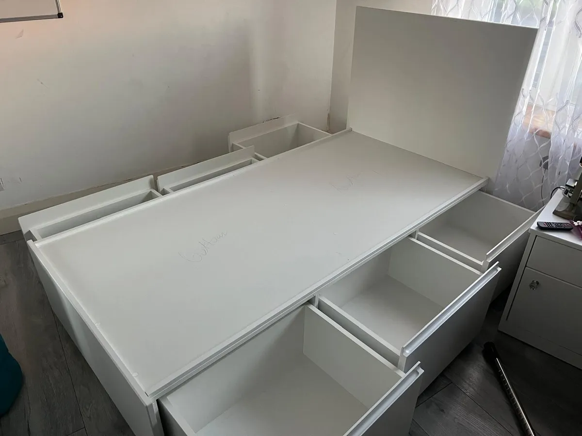 Bed - Image 1