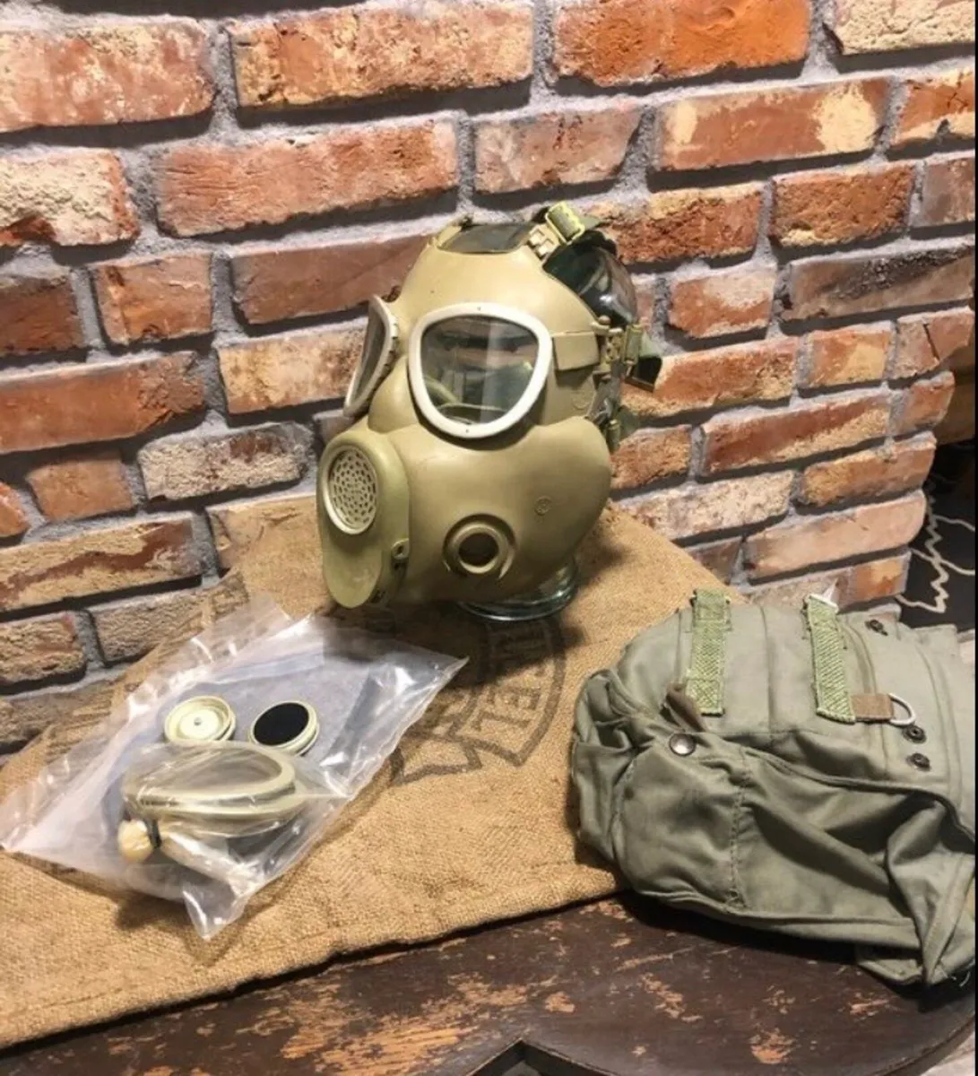 Vintage gas mask & bag - Image 1