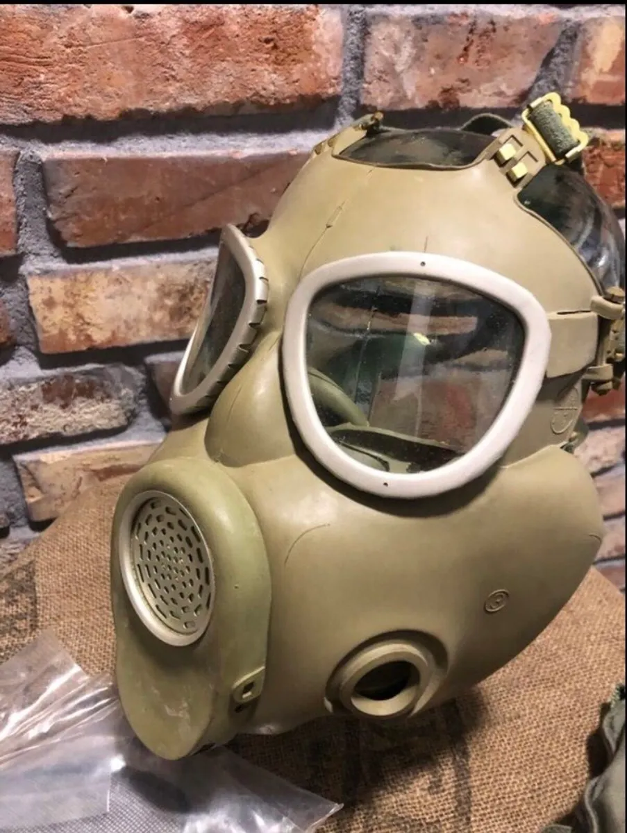 Vintage gas mask & bag - Image 2