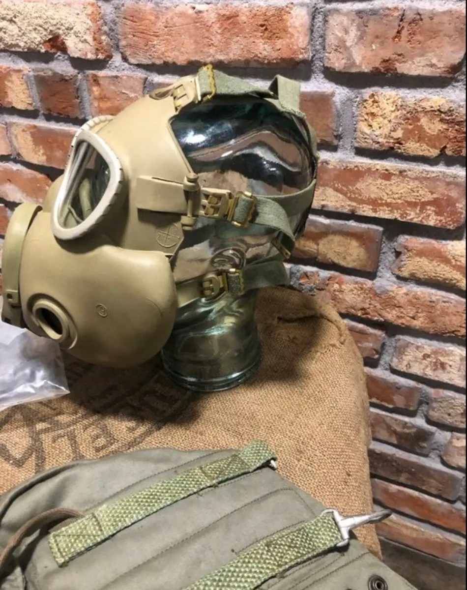 Vintage gas mask & bag - Image 3