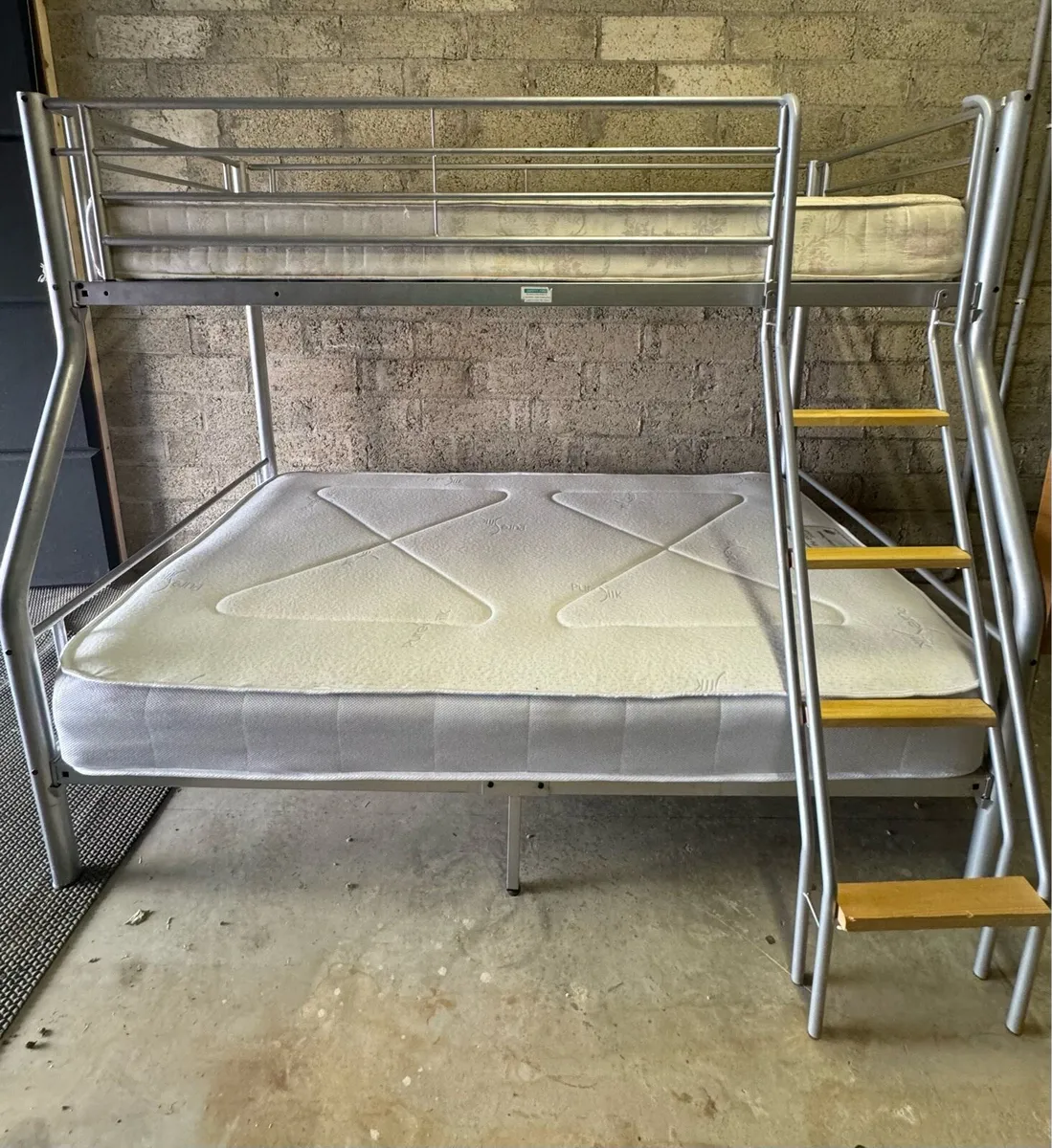 Triple bunk bed with mattresses - Image 1