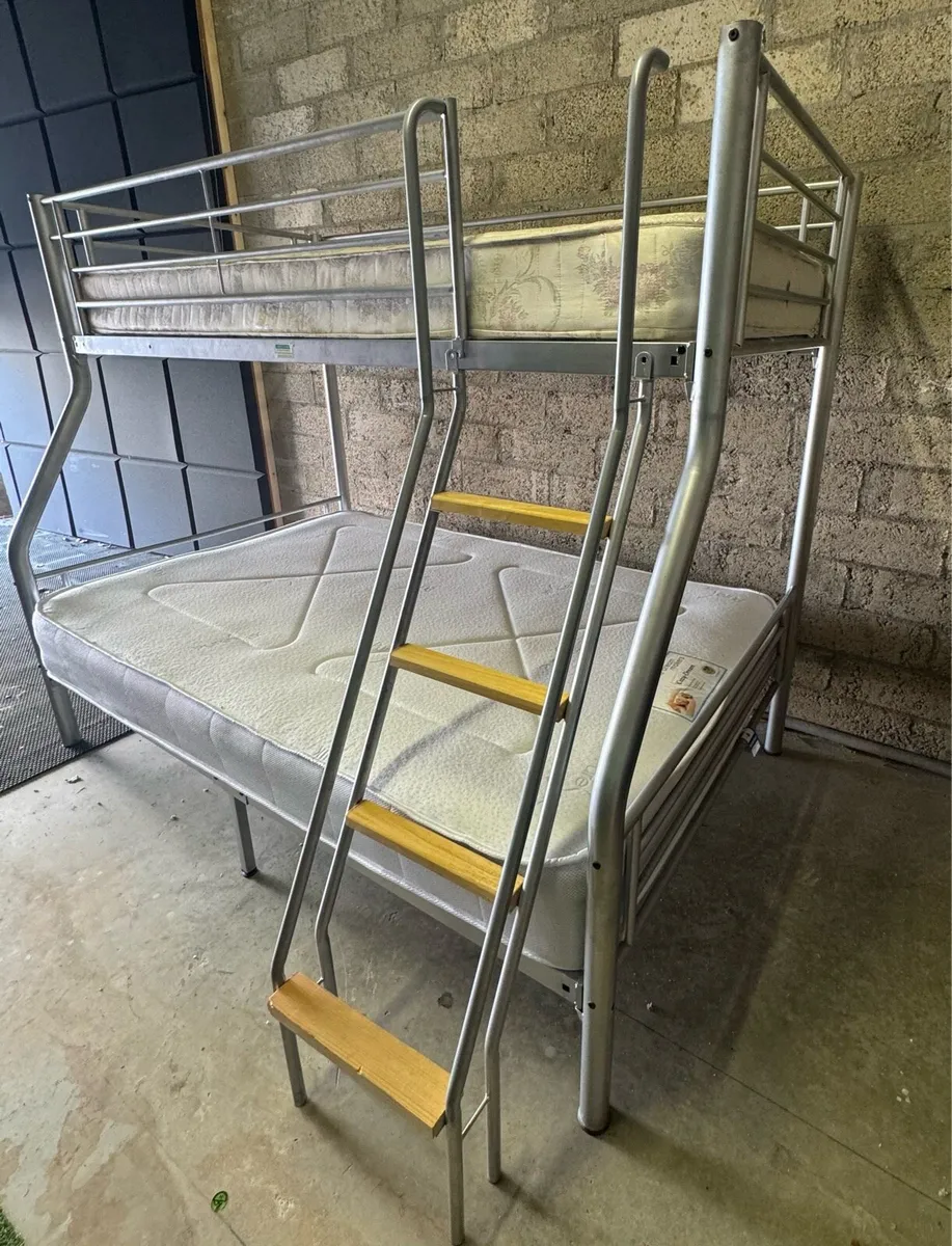 Triple bunk bed with mattresses - Image 3