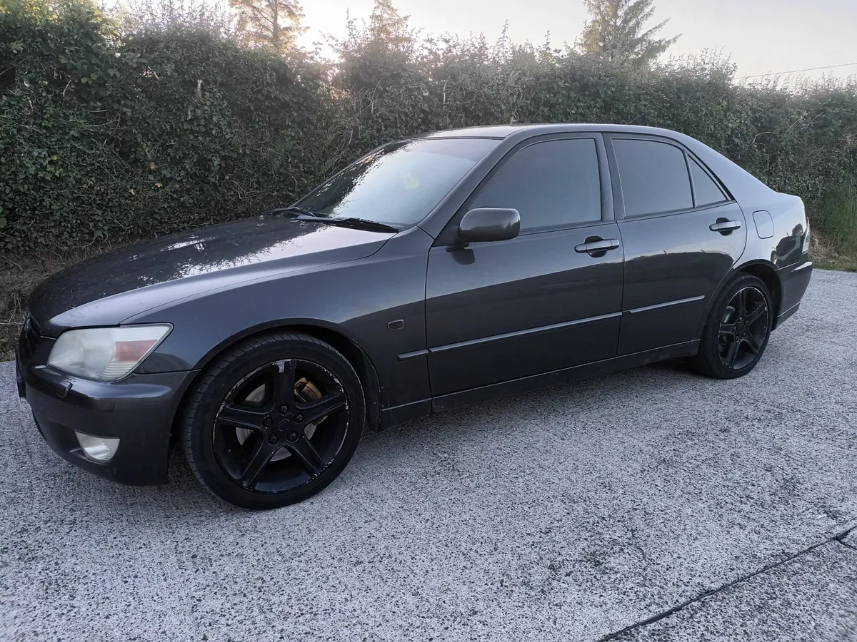 Lexus is200 for parts / breaking - Image 1
