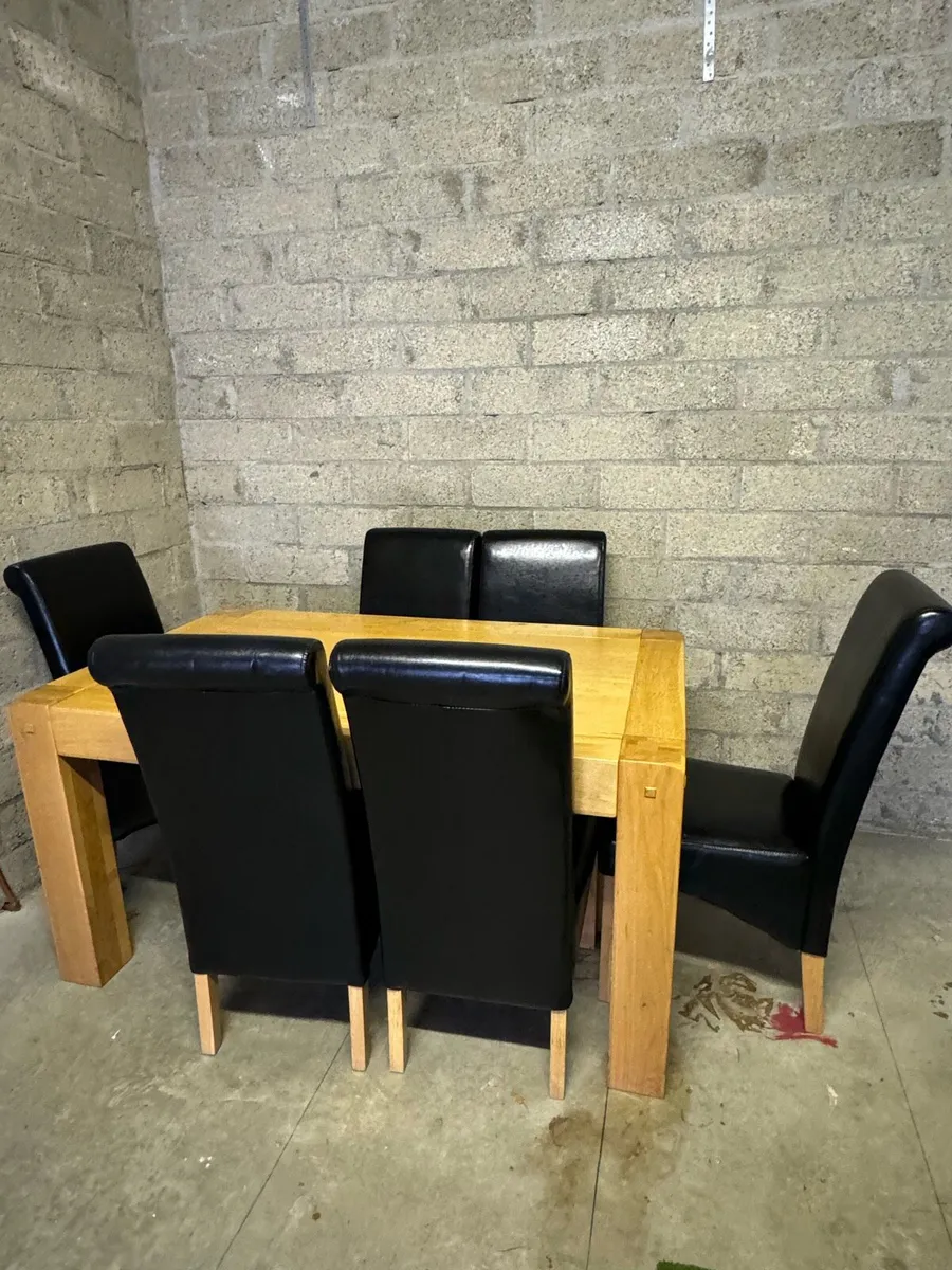 Solid chunky oak table with 6 chairs - Image 2