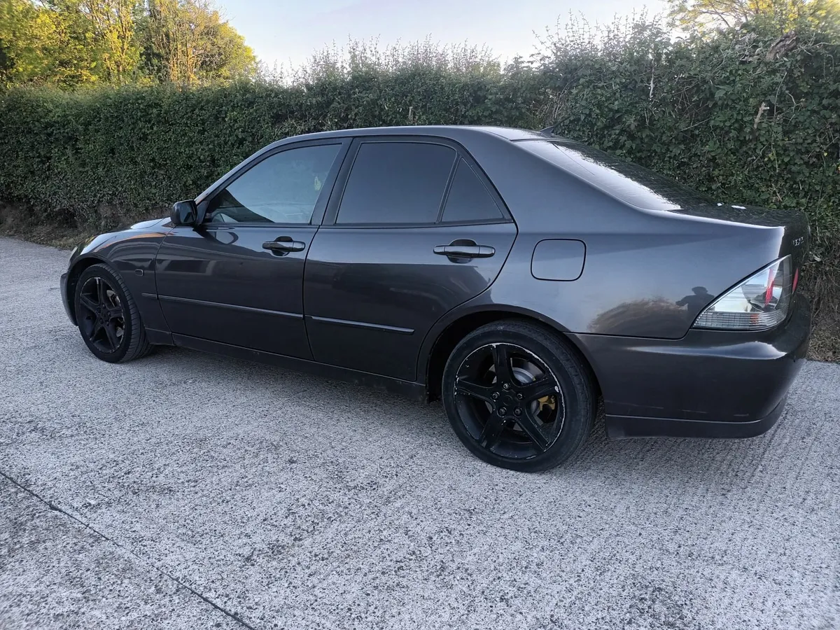 Lexus is200 for parts / breaking - Image 2