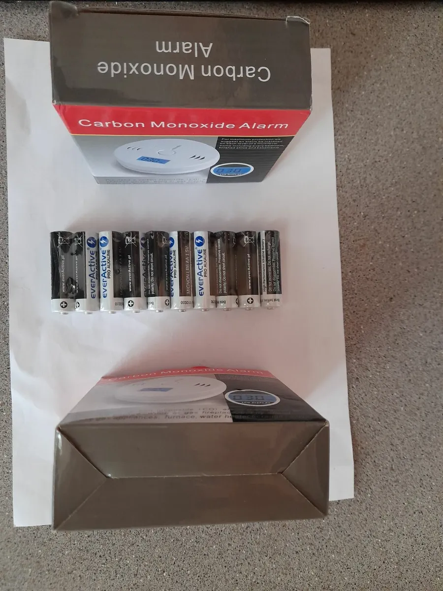 2 Carbon Monoxide Smoke Alarms + 10 Batteries - Image 2