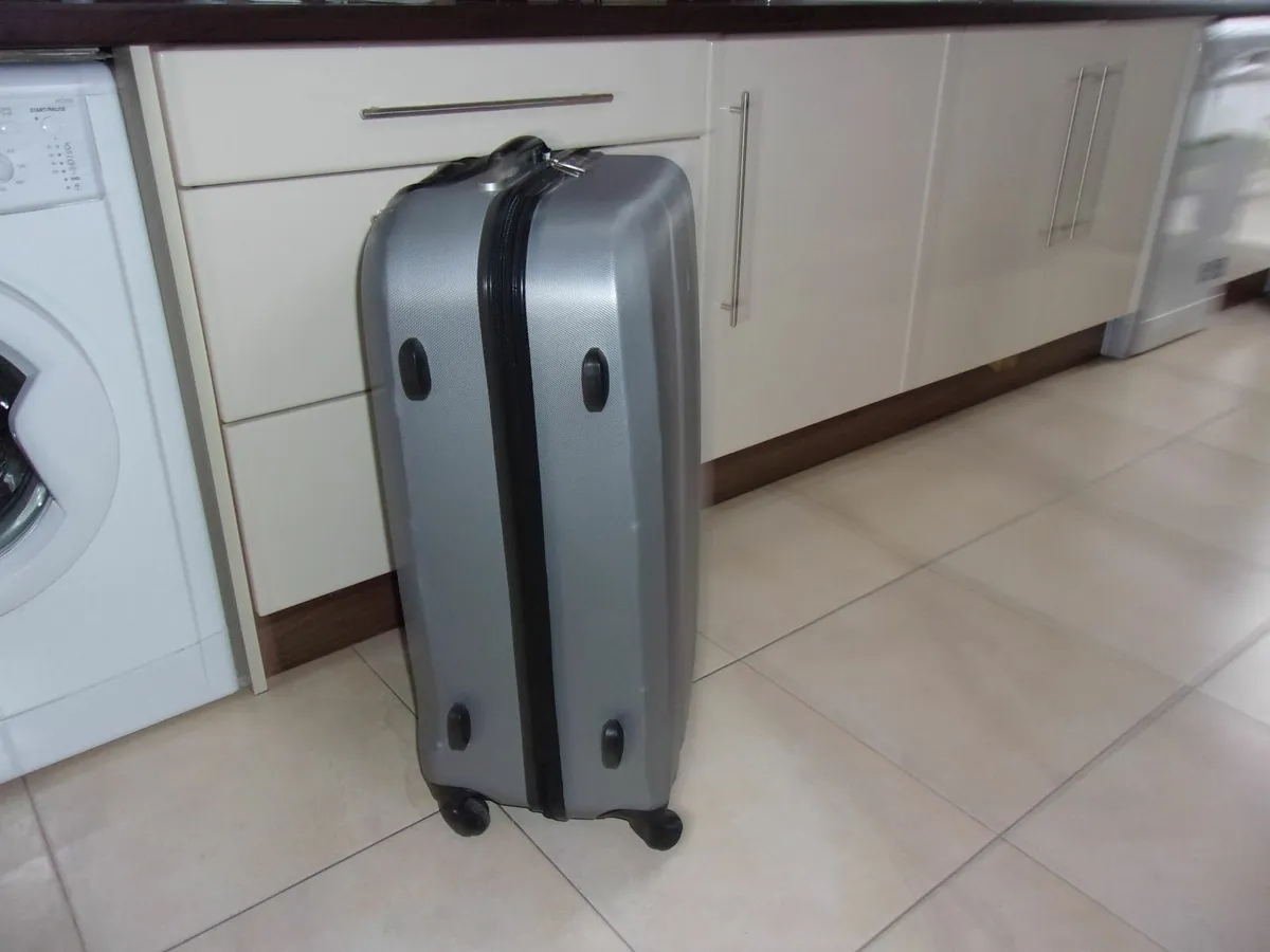 LARGE  SUITCASE  4  WHEELER