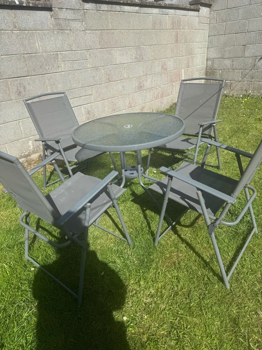 Garden table &4 chairs - Image 1