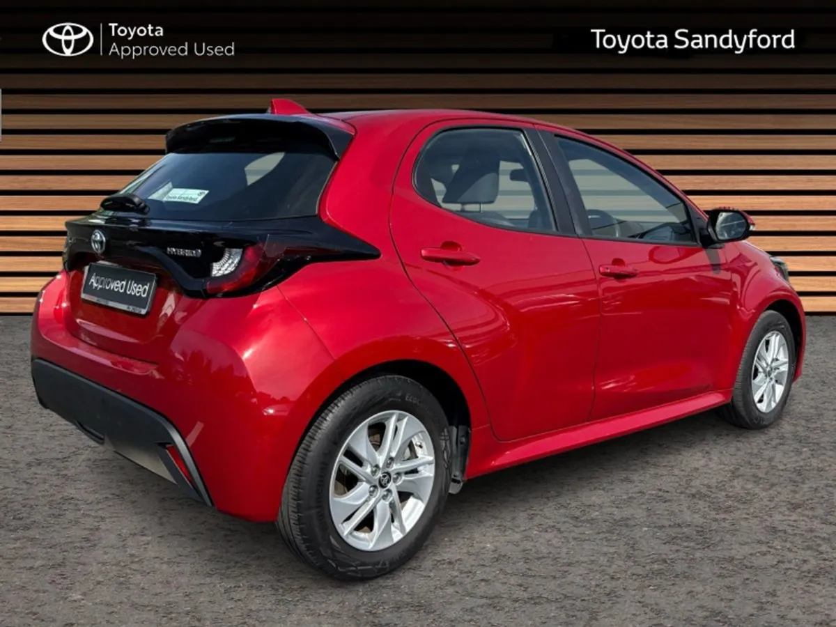 Toyota Yaris Hybrid Luna // Rear Camera // Toyota - Image 2