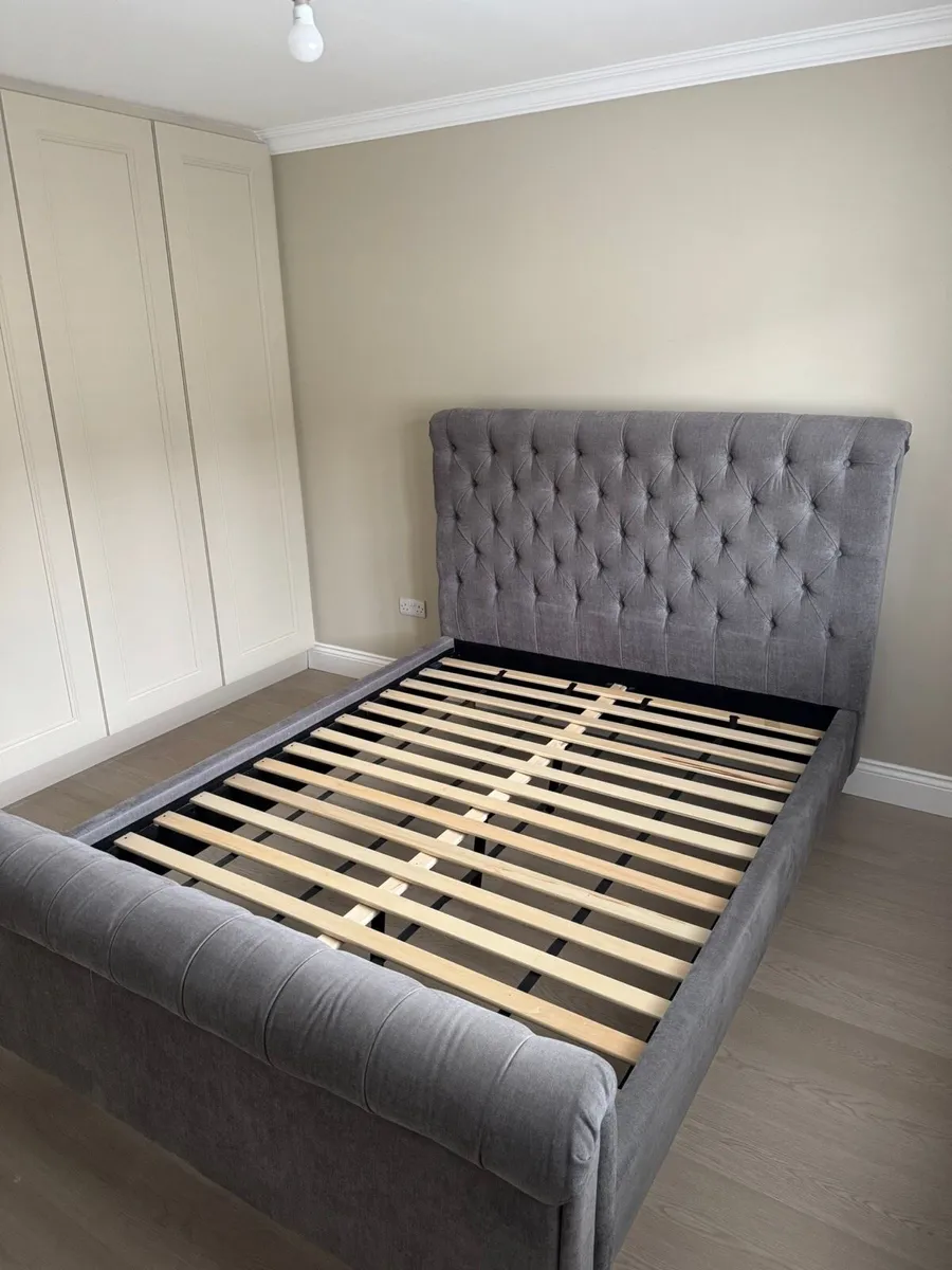 King size bed - Image 1