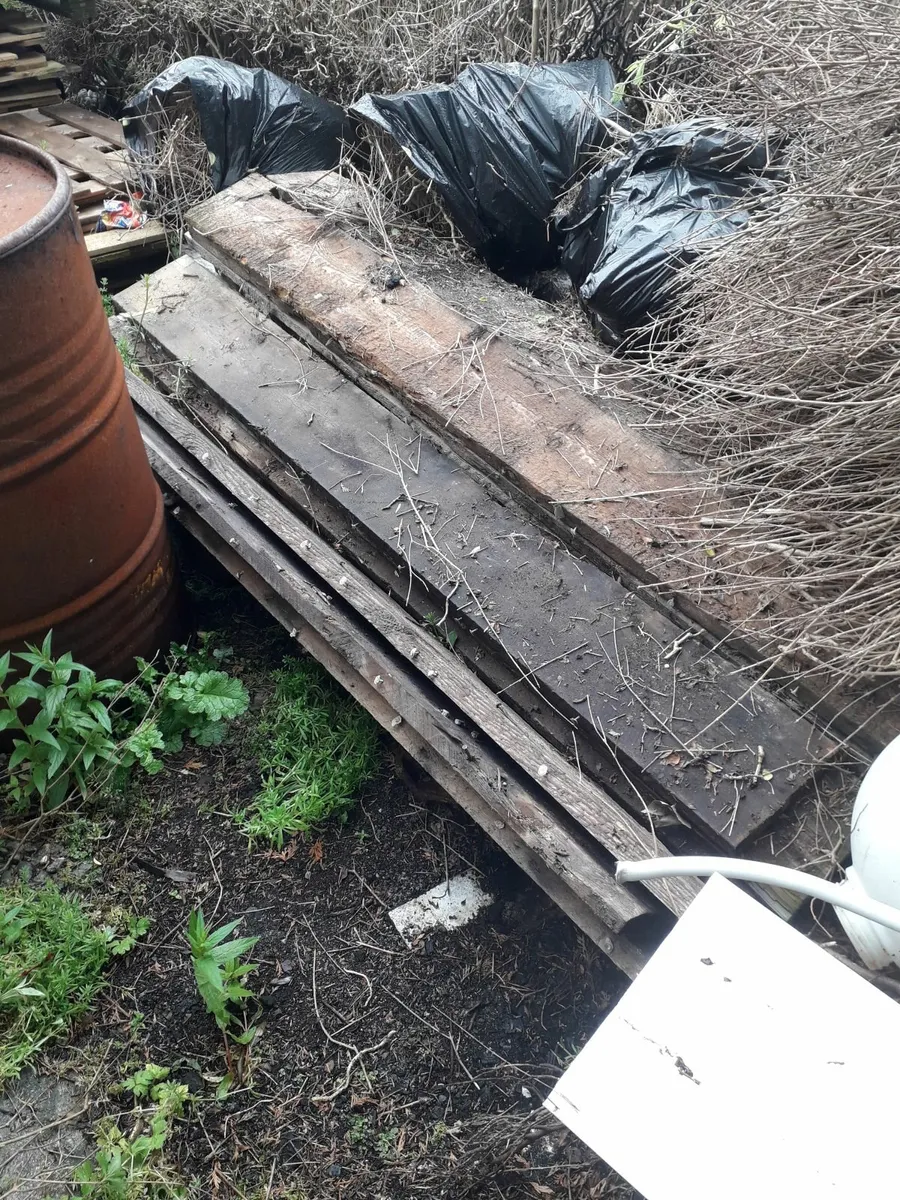 20x7ft x 9inchx1,5inch planks/timber 20e the lot - Image 1