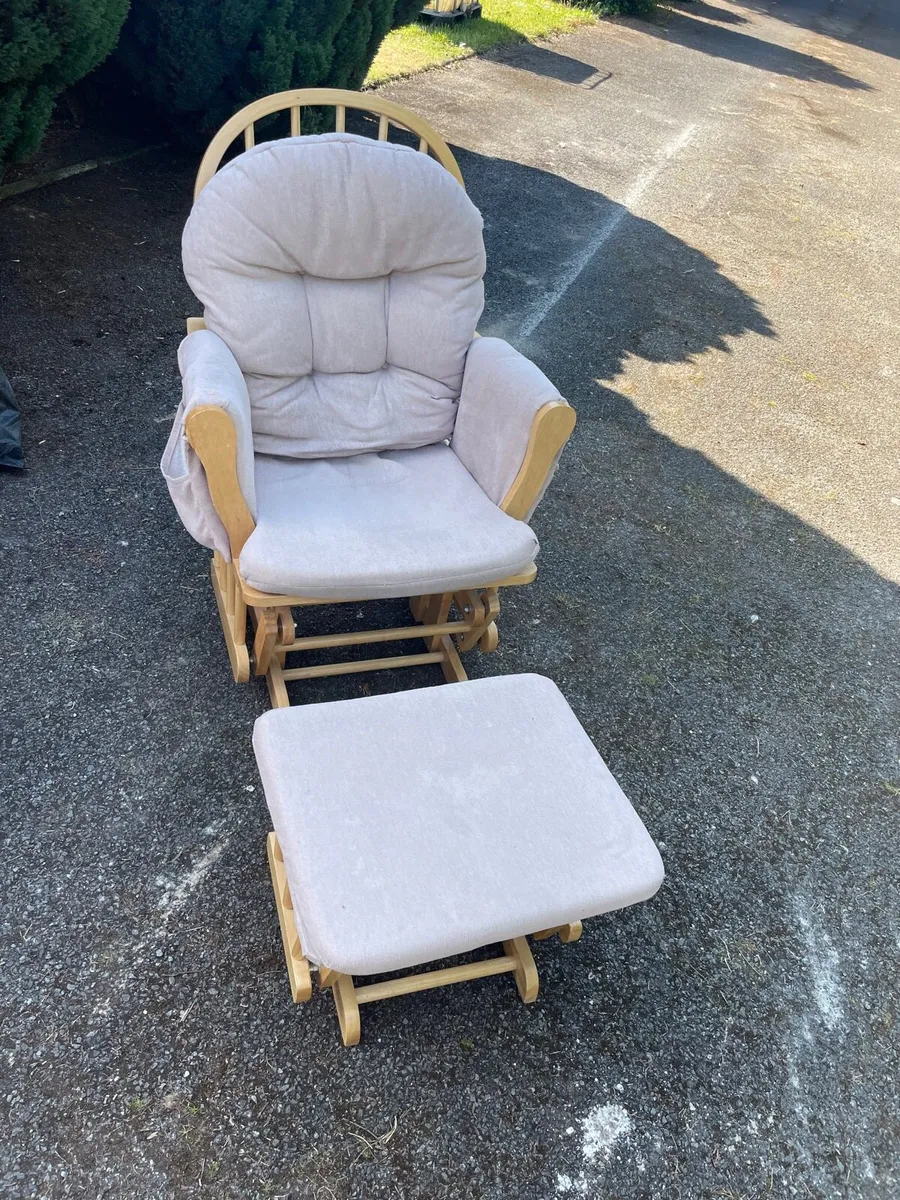 Rocking chair and foot stool set - Image 4