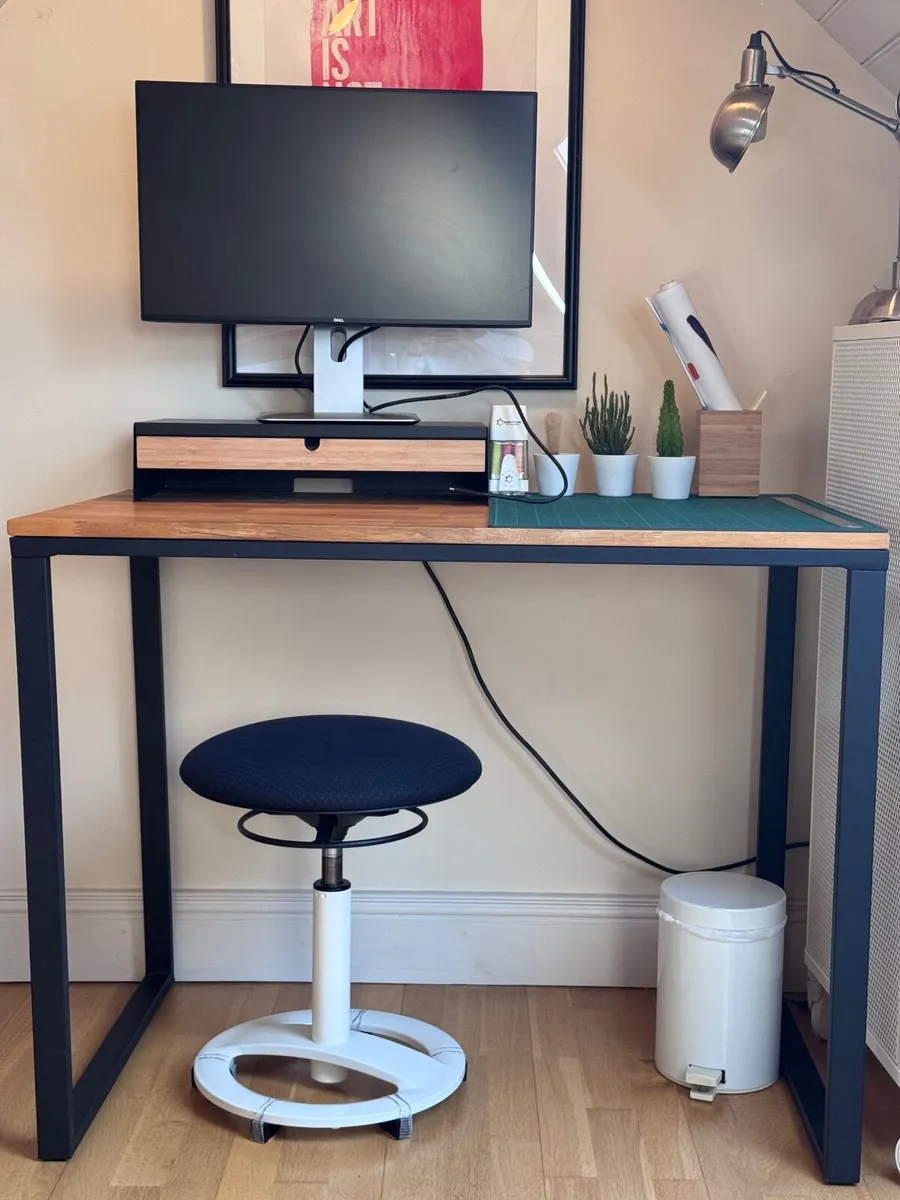 Compact office desk with accessories - Image 1