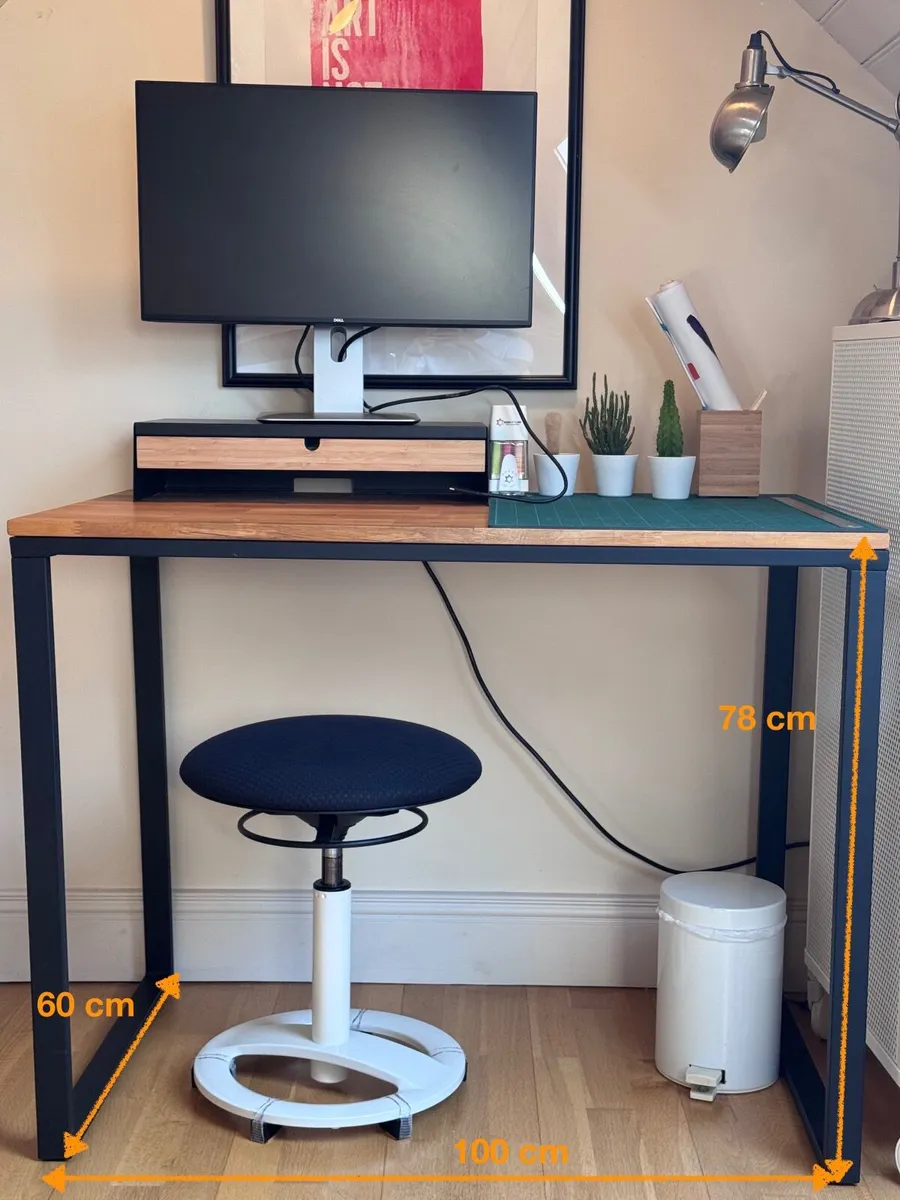 Compact office desk with accessories - Image 3