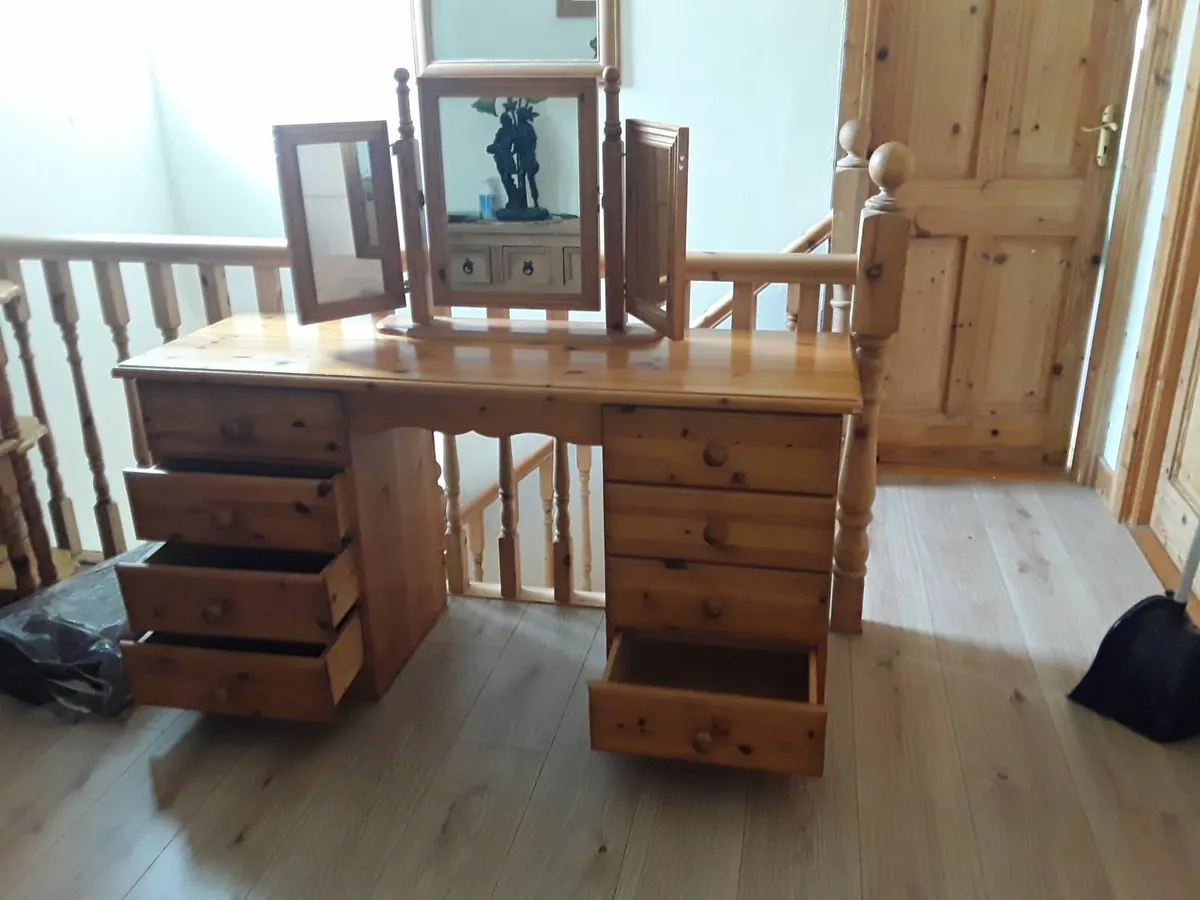 Solid pine dressing table tree way mirror - Image 1
