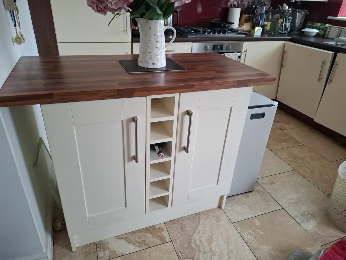 Kitchen island - Image 1