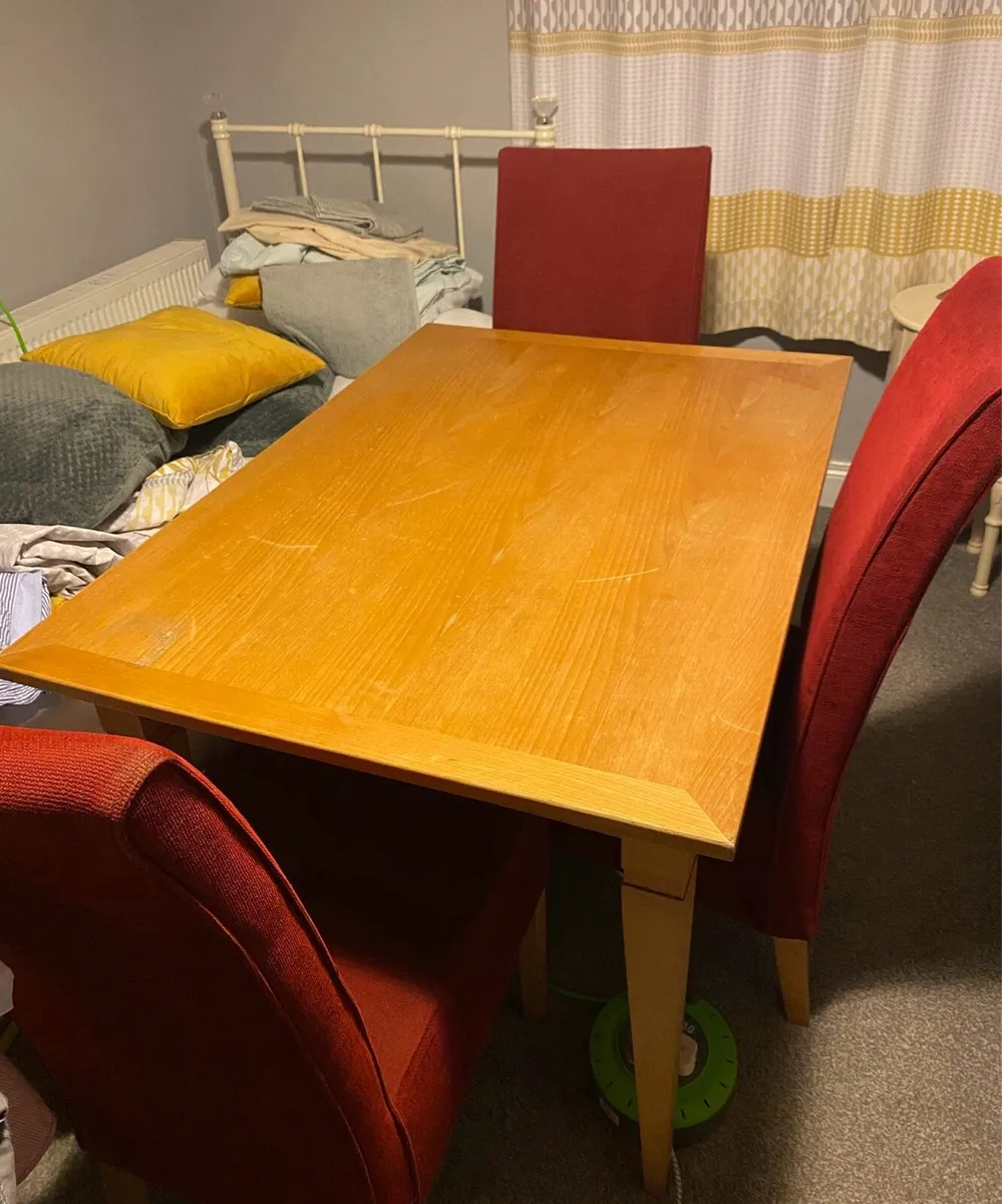 Table and chairs - Image 1