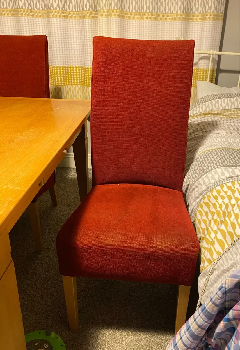 Table and chairs - Image 3