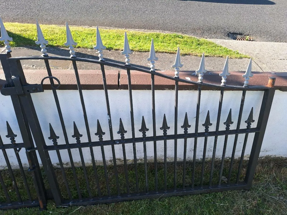 Gate