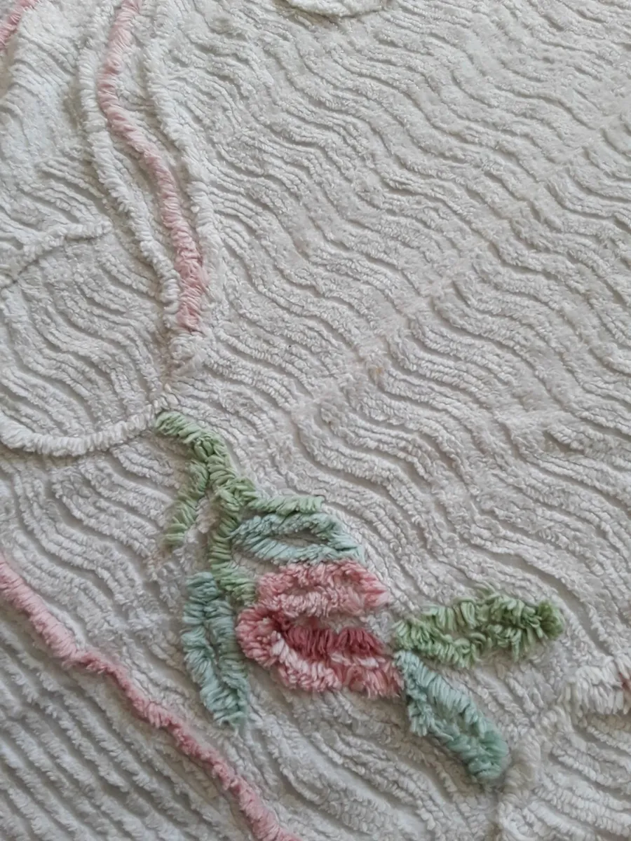 Single white vintage bedspread good condition - Image 1