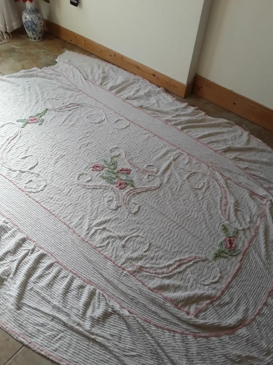 Single white vintage bedspread good condition - Image 2