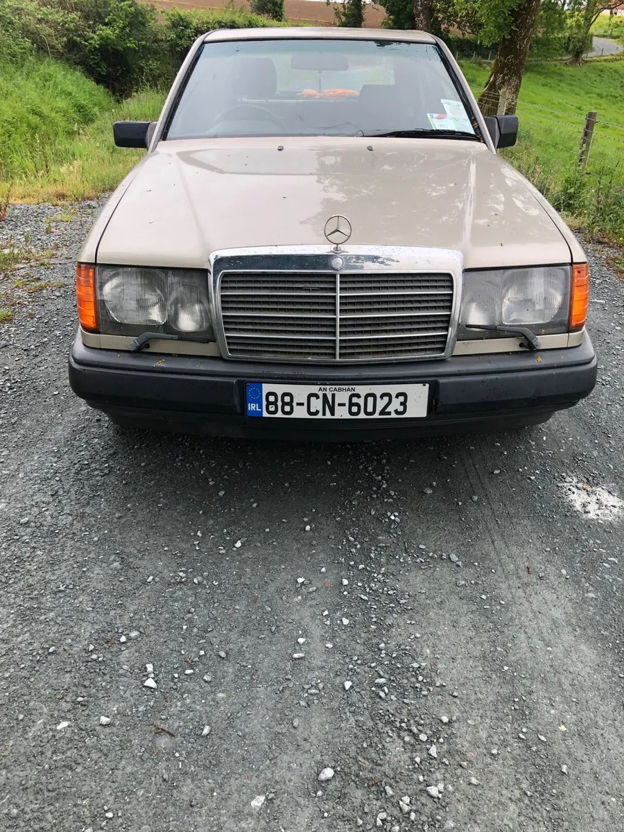 Mercedes benz 300e - Image 2