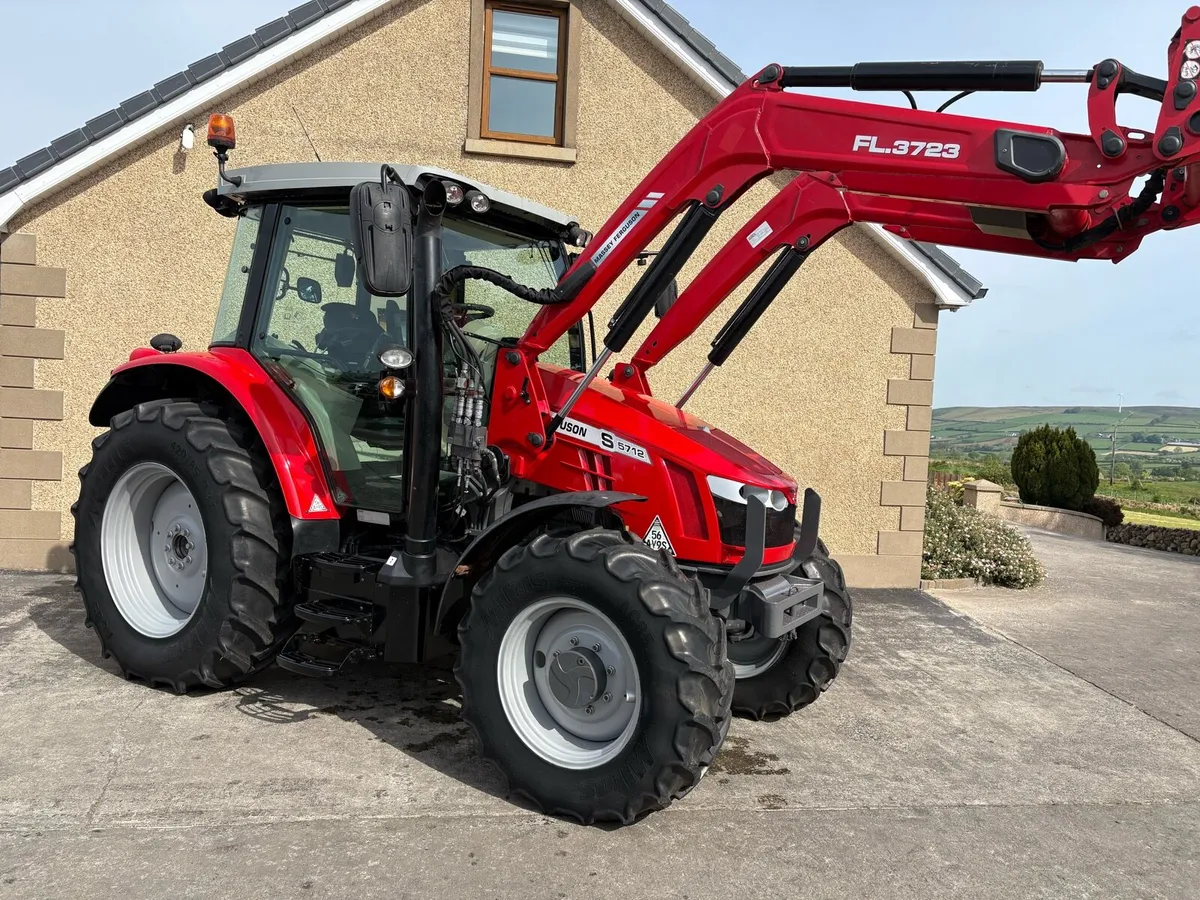 Massey Ferguson 5712 - Image 1