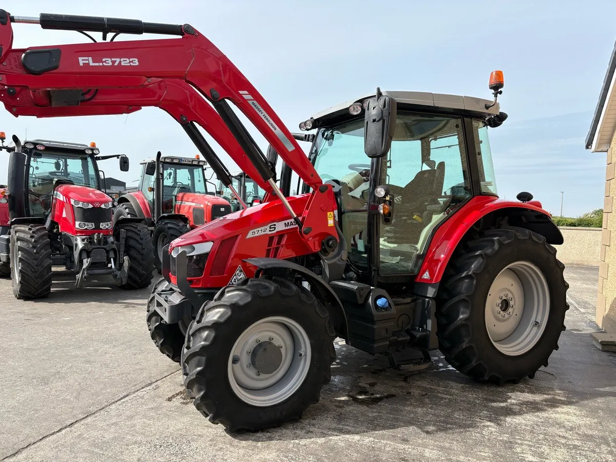 Massey Ferguson 5712 - Image 2