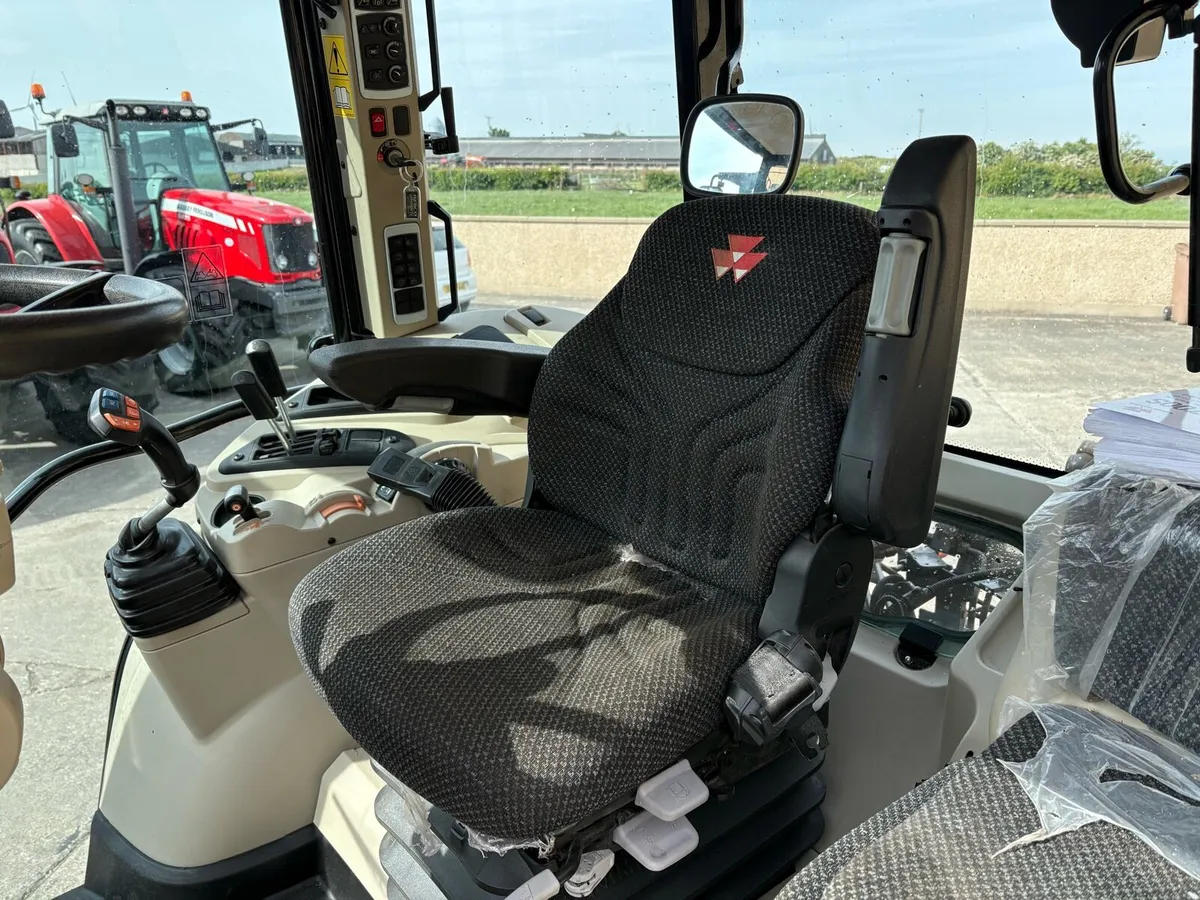 Massey Ferguson 5712 - Image 4