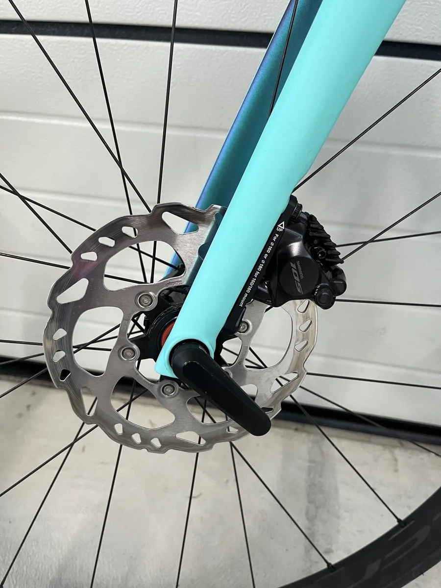 Carbon fibre road bike - Image 2