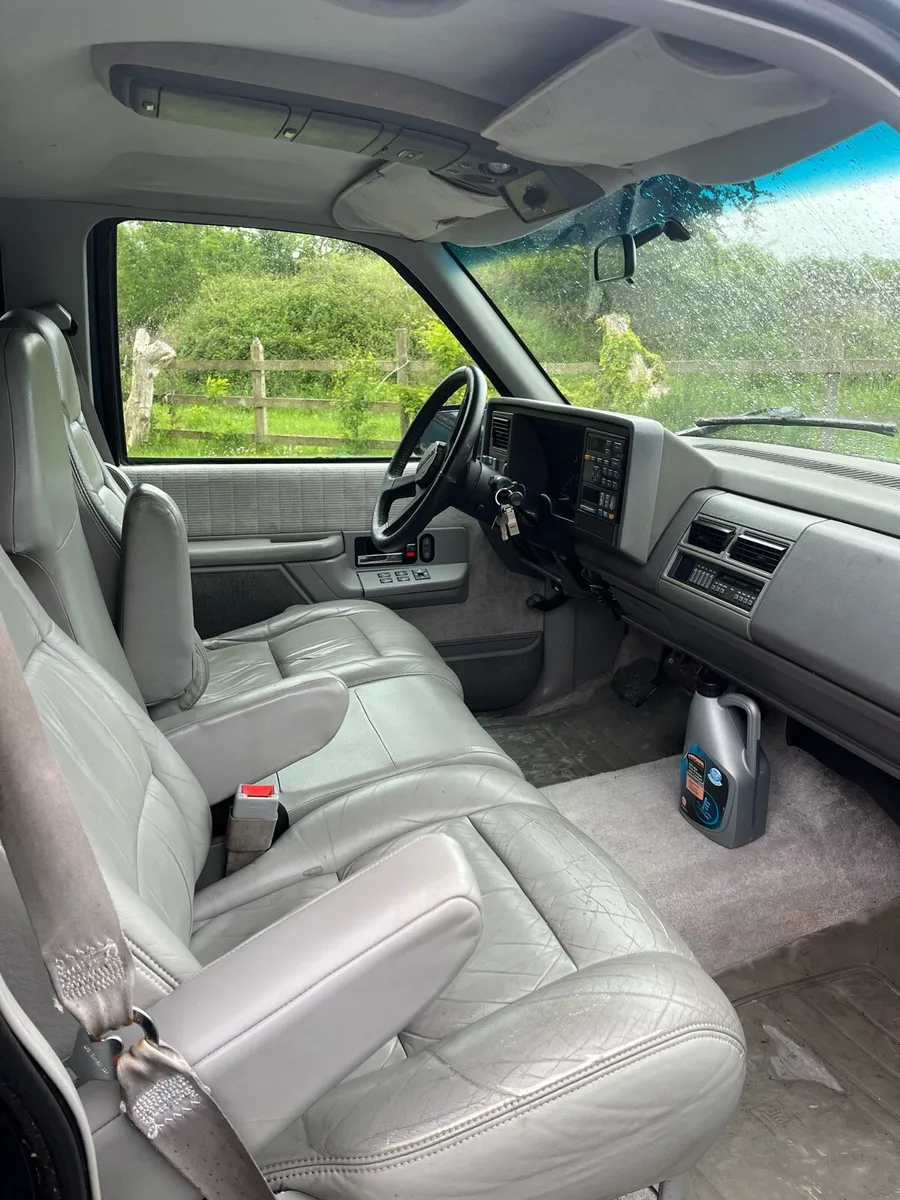 Chevy suburban - Image 4