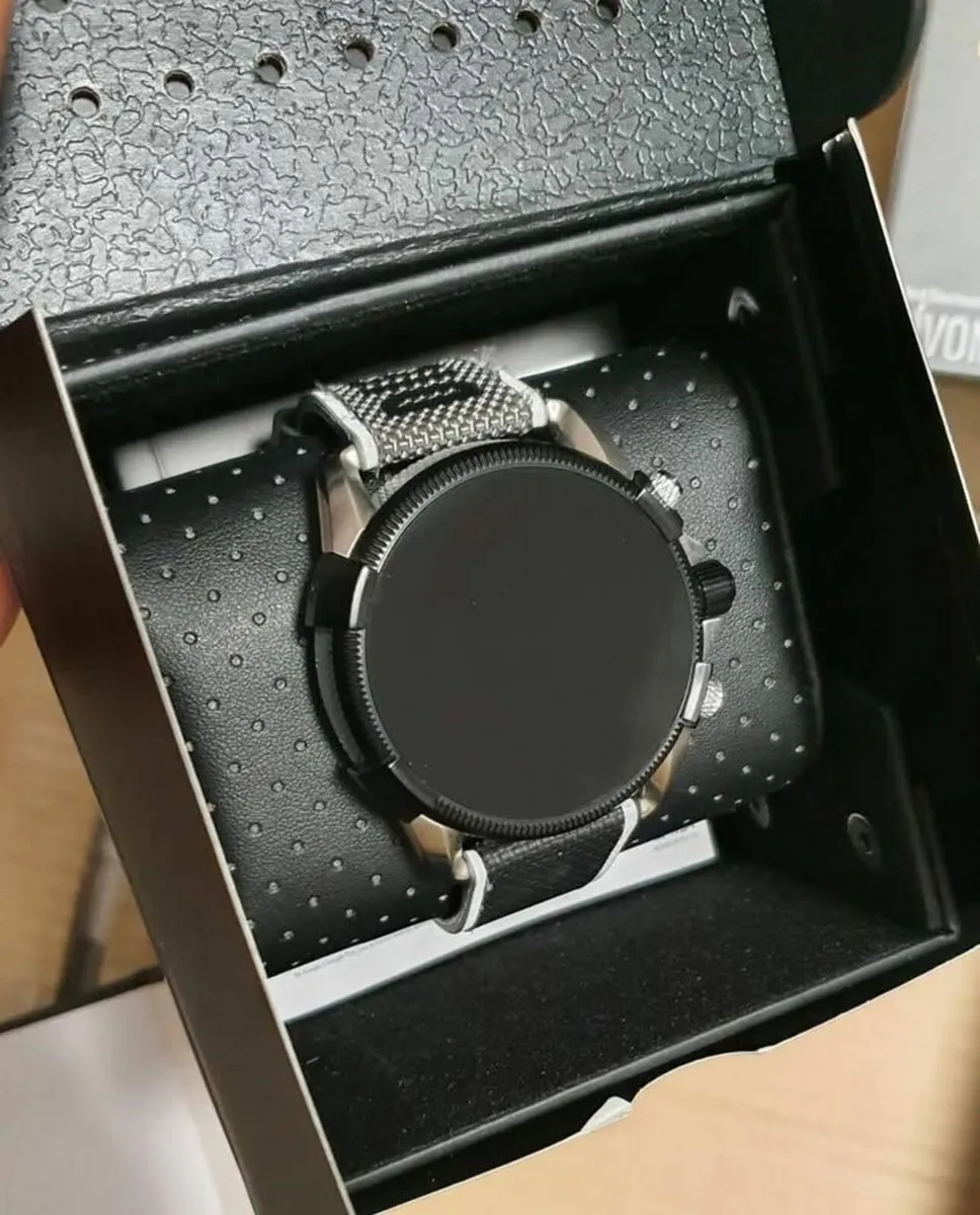 Smartwatch  sunglasses  watch - Image 4