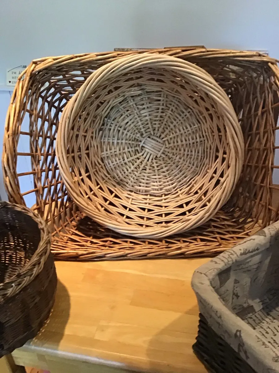 BASKET SELECTION OF VARIOUS SHAPES AND SIZES - Image 3