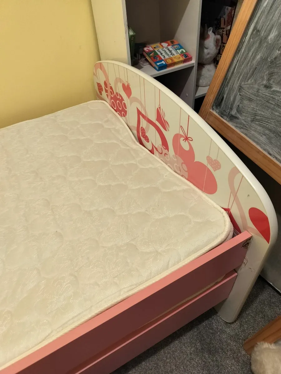 Toddler bed and mattress - Image 3