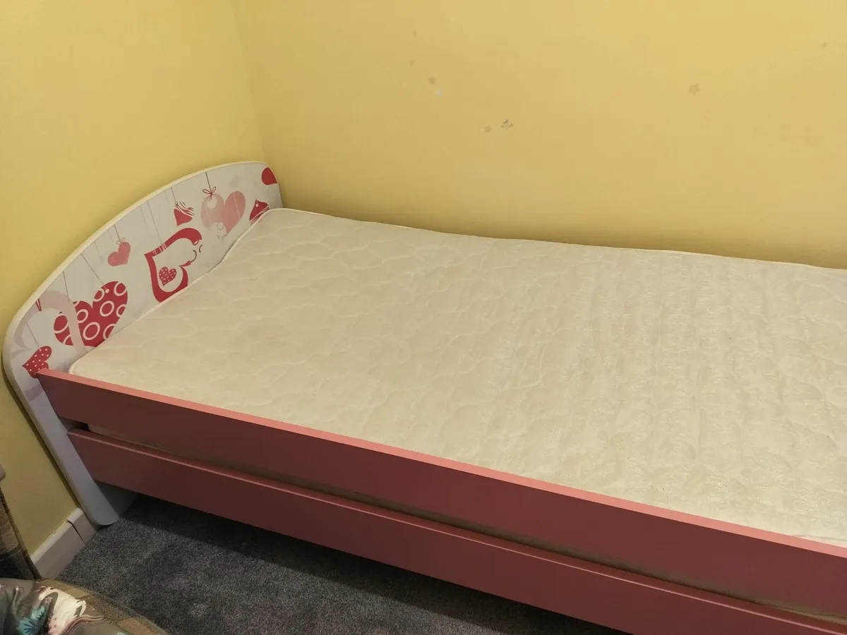 Toddler bed and mattress - Image 4