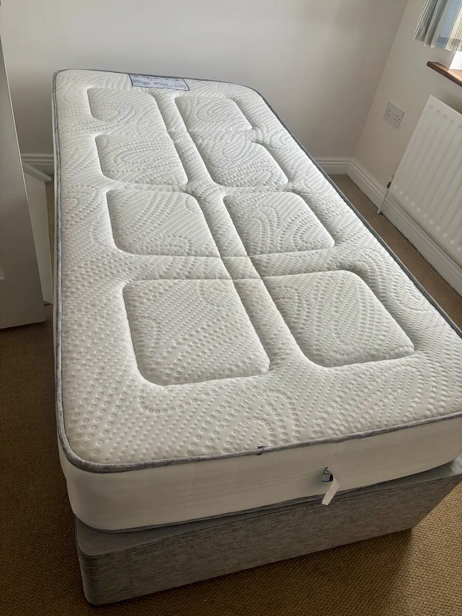 Single bed with mattress - Image 1