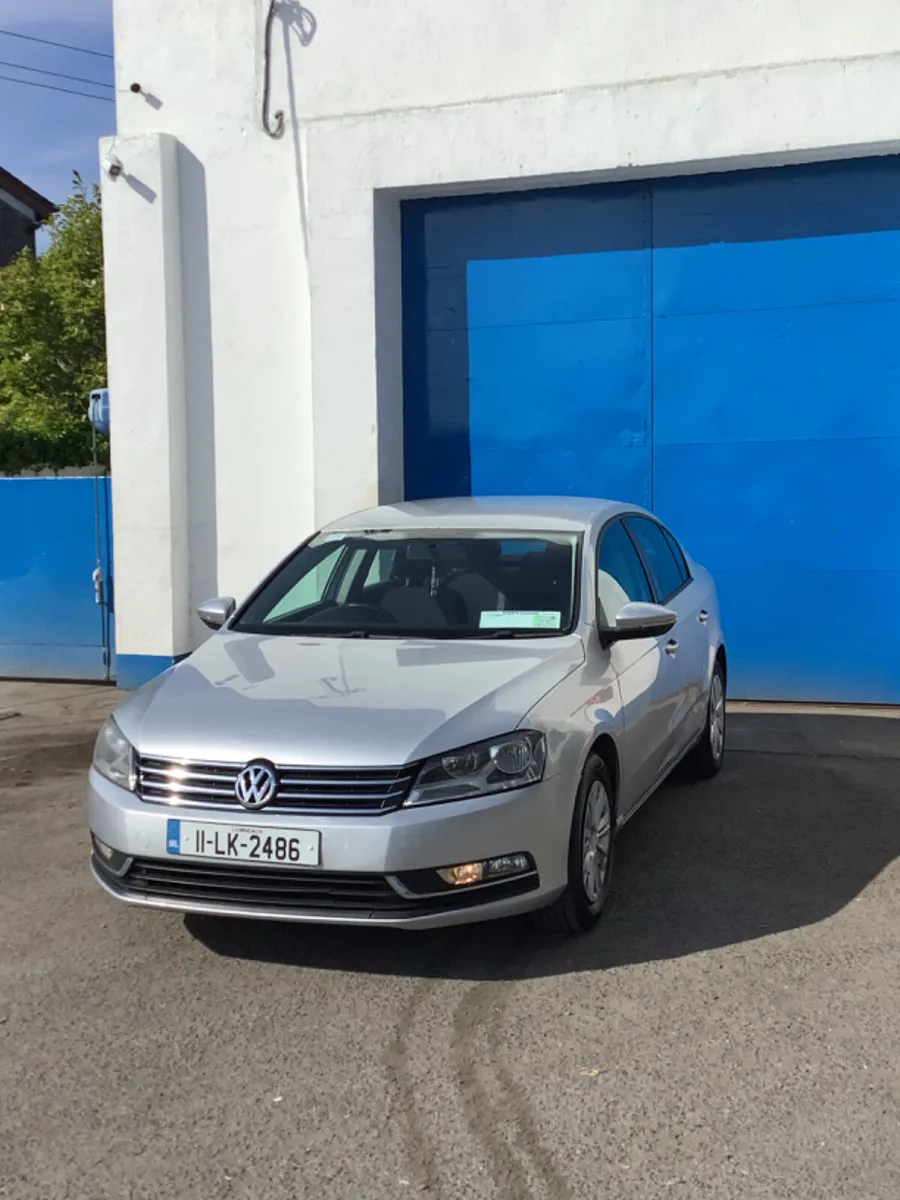 Volkswagen Passat 2011 - Image 2