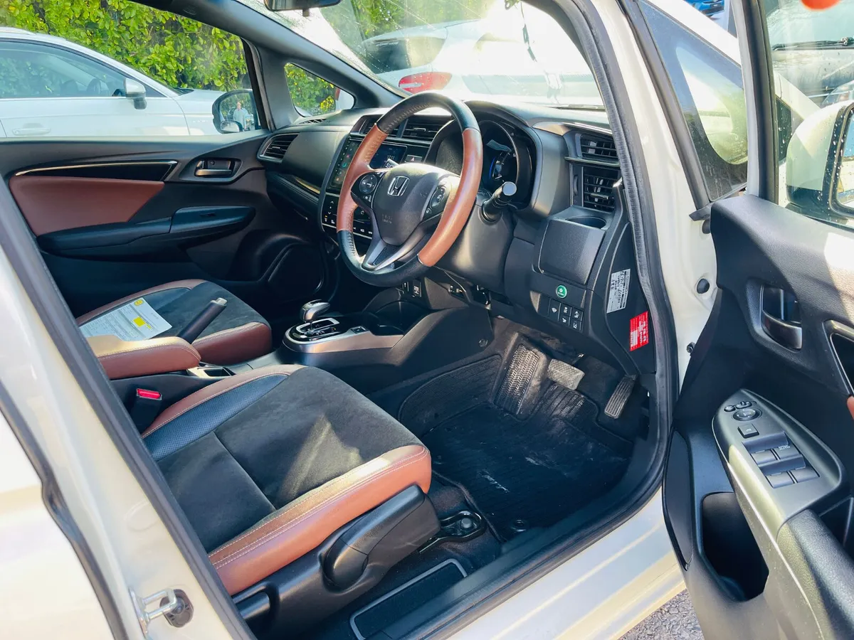 HONDA FIT 2017 PREMIUM LEATHER LOW MILES - Image 4