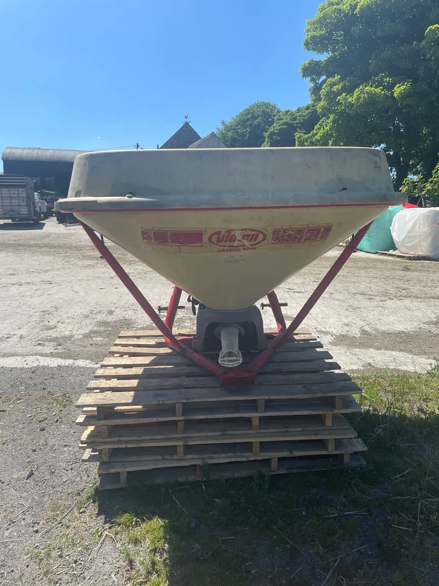 1 tonne Vicon spreader - Image 1