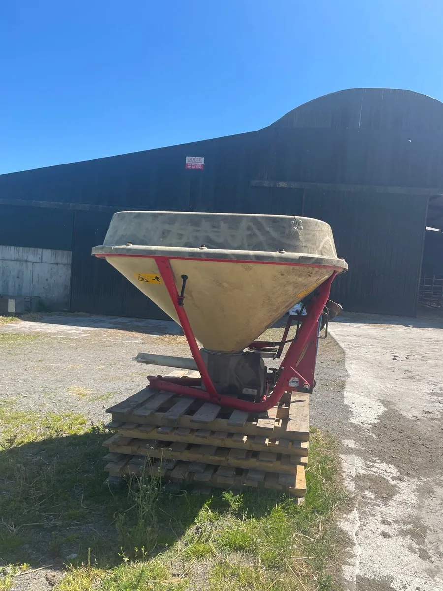 1 tonne Vicon spreader - Image 3