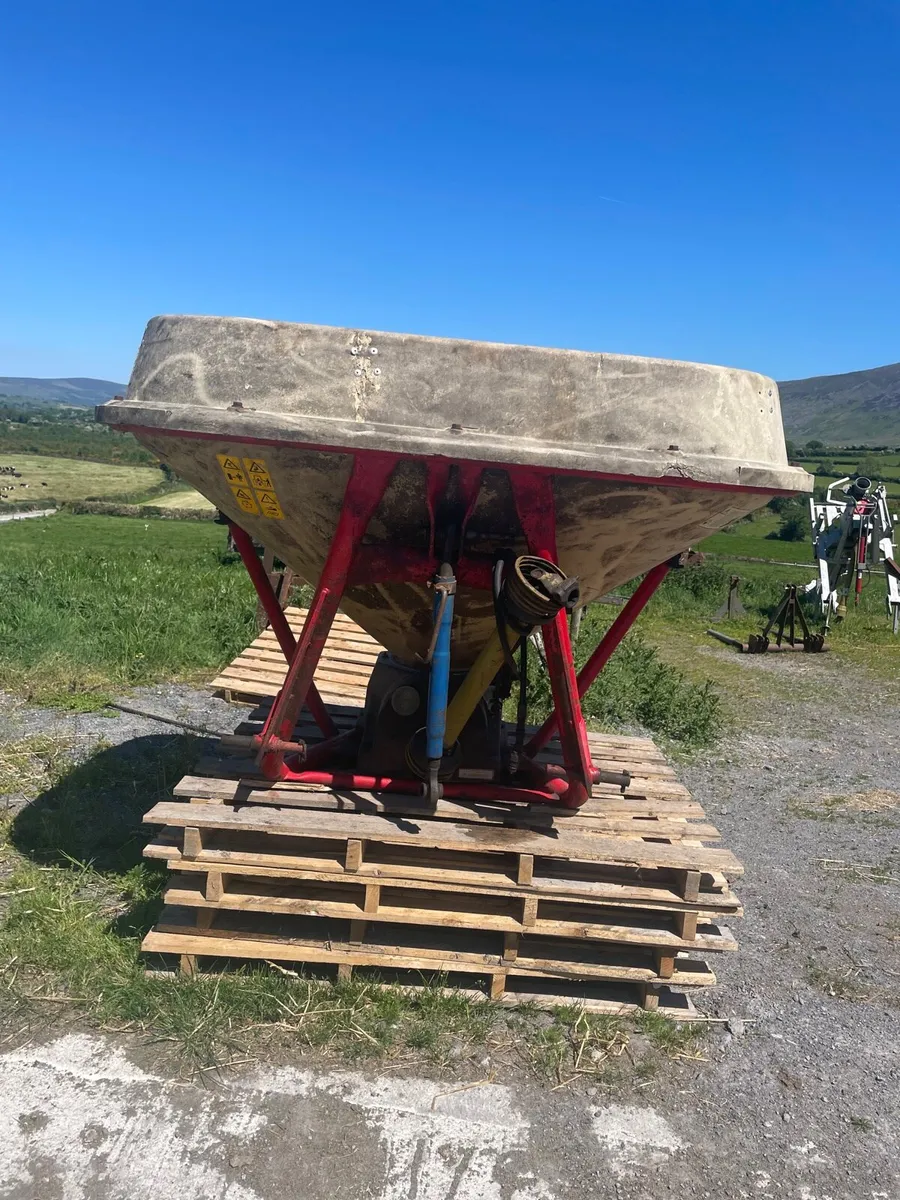 1 tonne Vicon spreader - Image 4